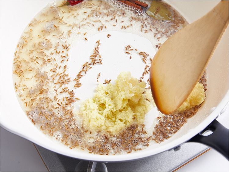 にんにく、しょうがを炒めているところ