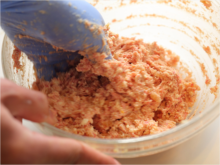 ひき肉に材料を混ぜたイメージ