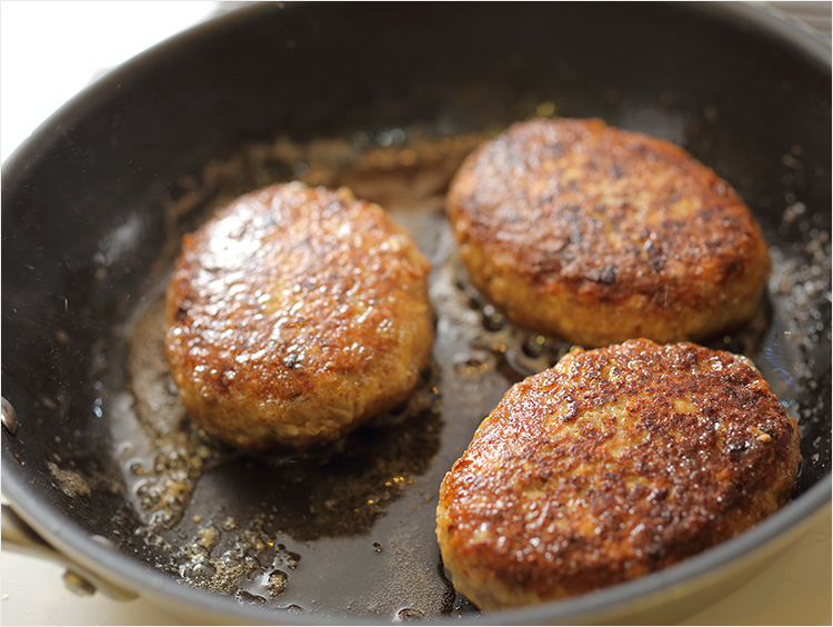 豆腐ハンバーグを焼くイメージ