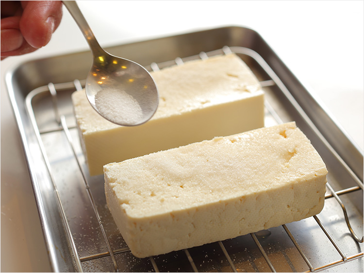 豆腐に塩をふるイメージ