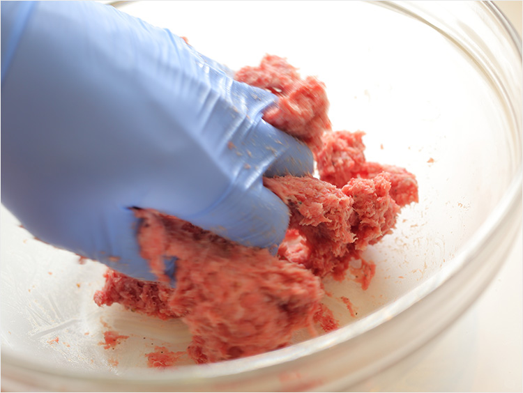 ひき肉に調味料を練り込むイメージ