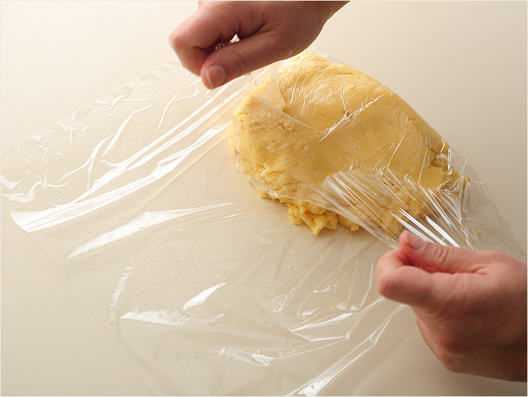 クッキー生地をラップで包んでいるところ