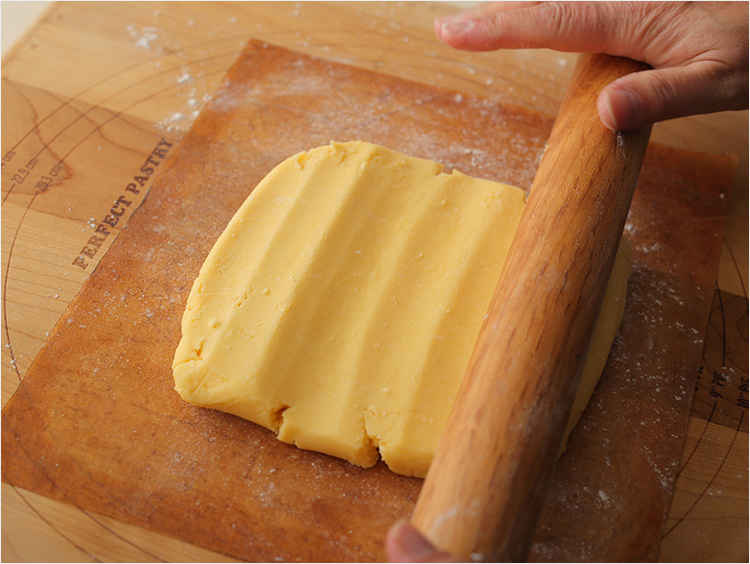 クッキー生地をめん棒でのばしているところ