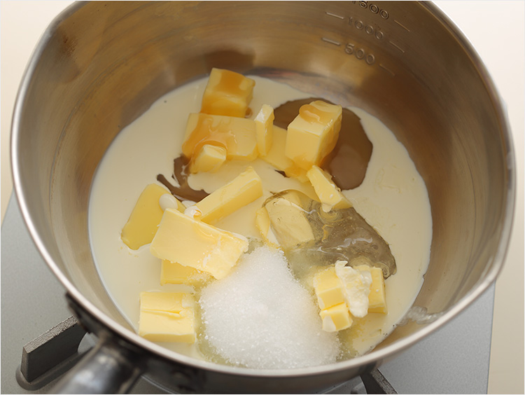 鍋にフィリングの材料を入れているところ