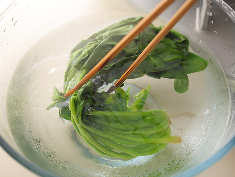 ほうれん草を水にさらしているところ