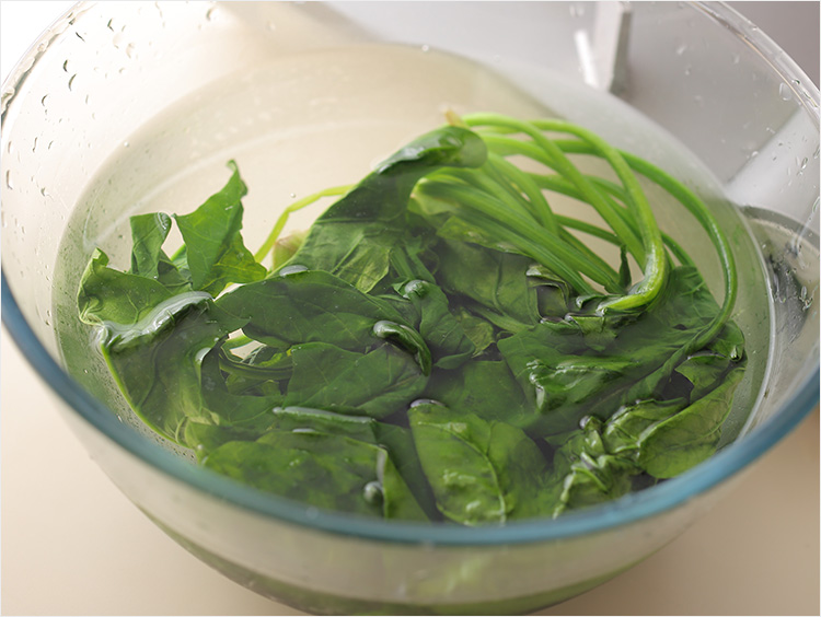 ほうれん草を水にさらしているところ