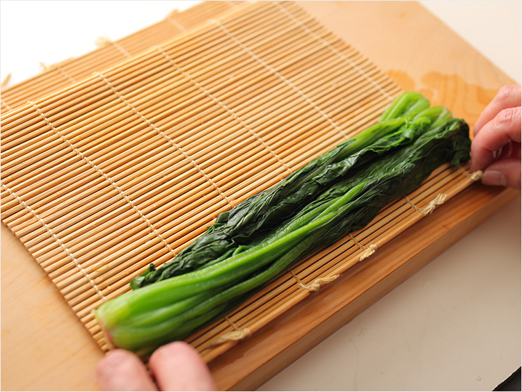 巻きすにほうれん草を並べているところ