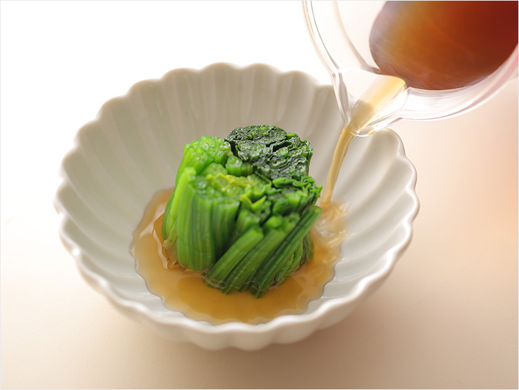 調味料を注いでいるところ