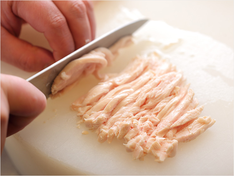 鶏肉を切っているイメージ