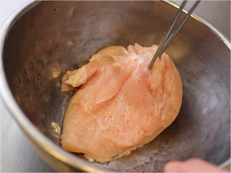 鶏肉に穴を開けているイメージ