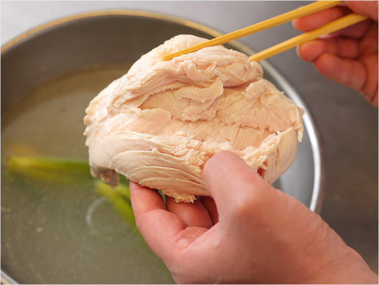 鶏肉をチェックしているイメージ