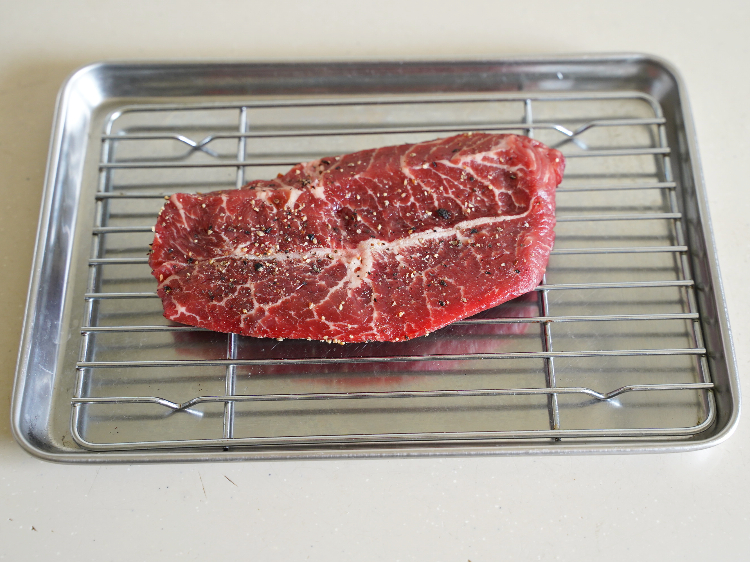 肉を乾燥させる様子