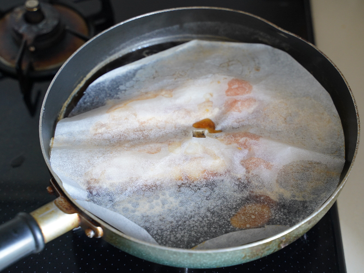 落し蓋をしてカレイを煮る様子