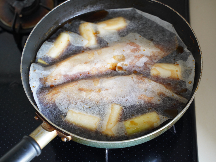 長ねぎを加えたあと煮る様子