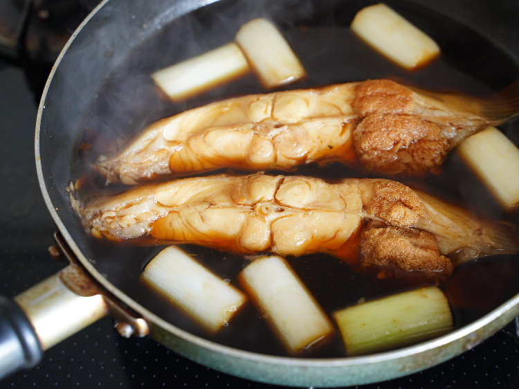 カレイを煮る様子