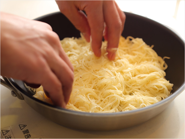 じゃがいもをフライパンに敷くイメージ