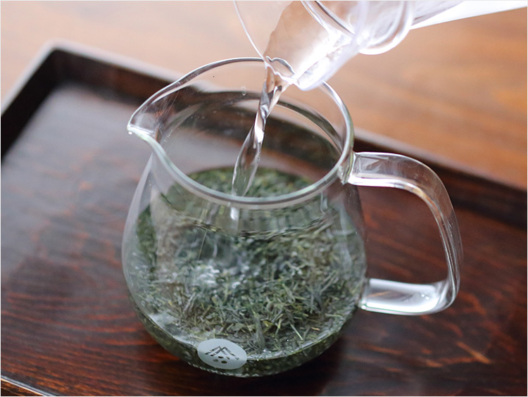 ポットに水を注いでいるところ