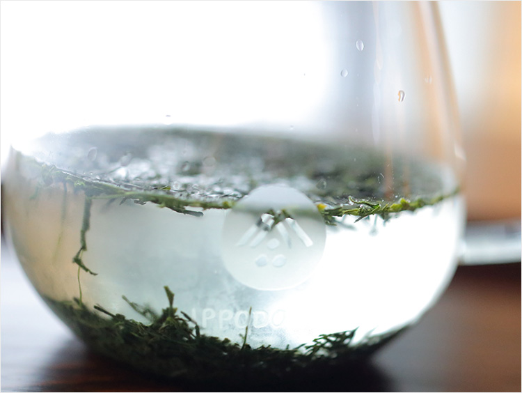 ポットの茶葉