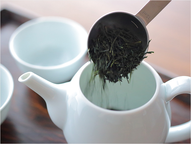 茶葉を急須に入れているところ