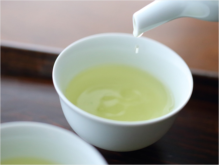 煎茶を注いでいるところ