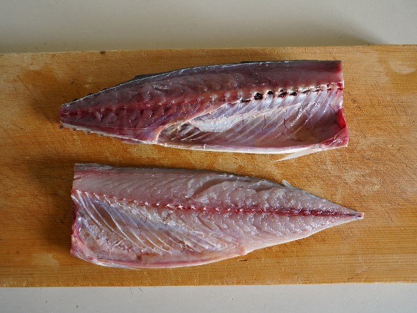鯖の切り身、中骨付き、中骨なしの比較