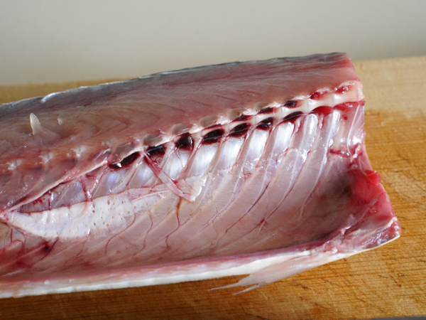 鯖の中骨に付いた血合い、掃除まえ