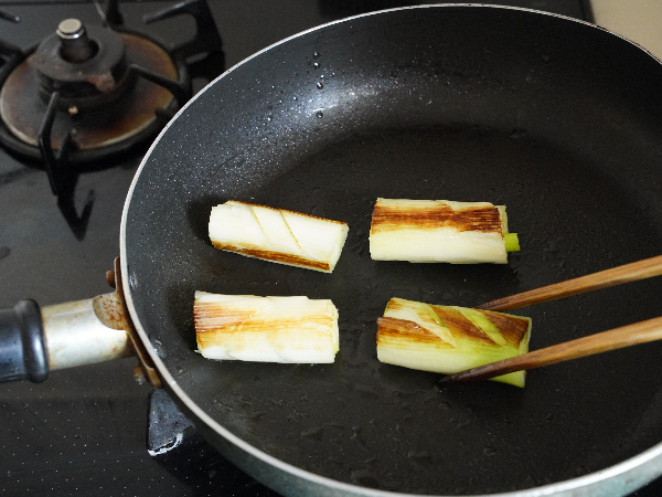長ねぎを焼く様子