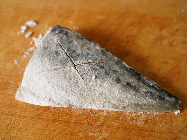 鯖の切り身に片栗粉をまぶした様子