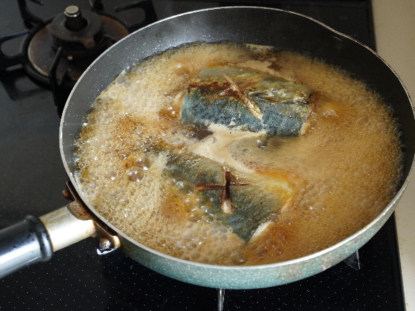 煮汁を煮立てている様子