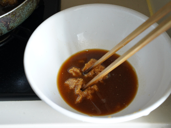 煮汁で味噌を溶いている様子