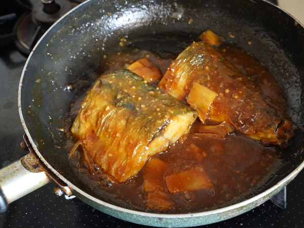鯖の味噌煮に照りが出た様子