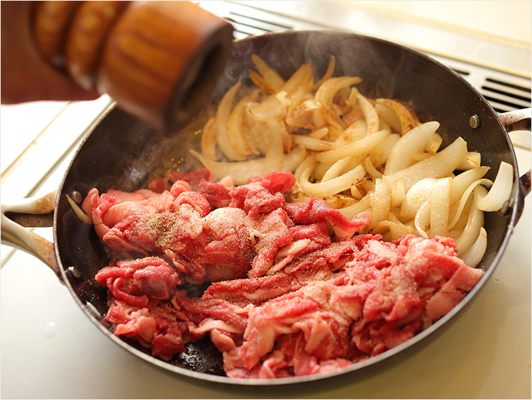 牛肉に塩、こしょうをふるイメージ