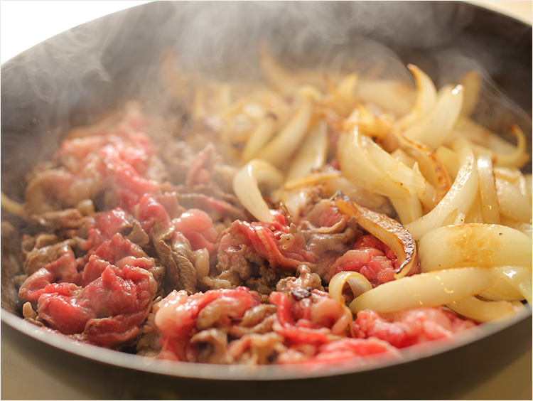 牛肉に焼き色をつけるイメージ