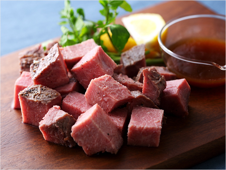 <Roasted Beef I.T.O.>希少部位トモサンカクの贅沢柔らかローストビーフ ペイヴ仕立て