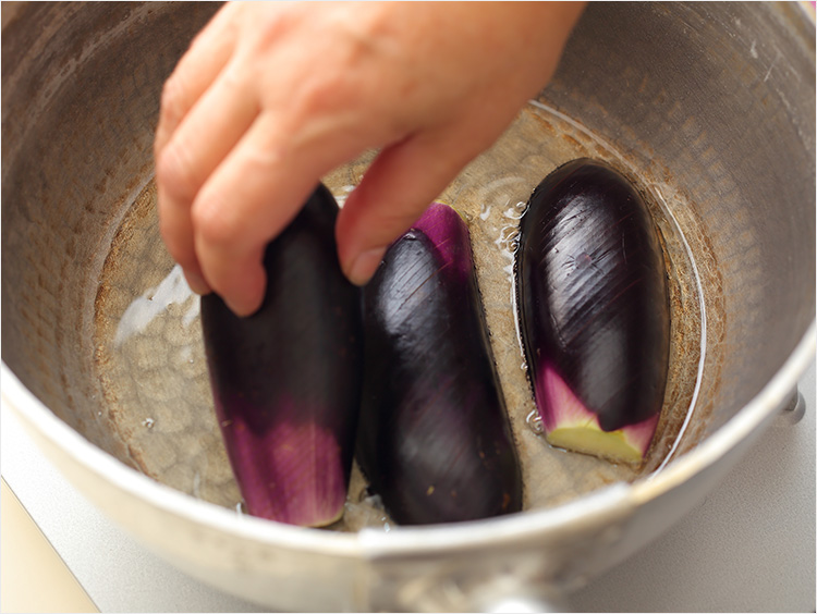 なすを鍋に並べているところ