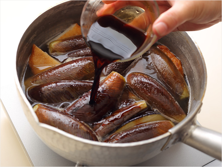 醤油を加えているところ