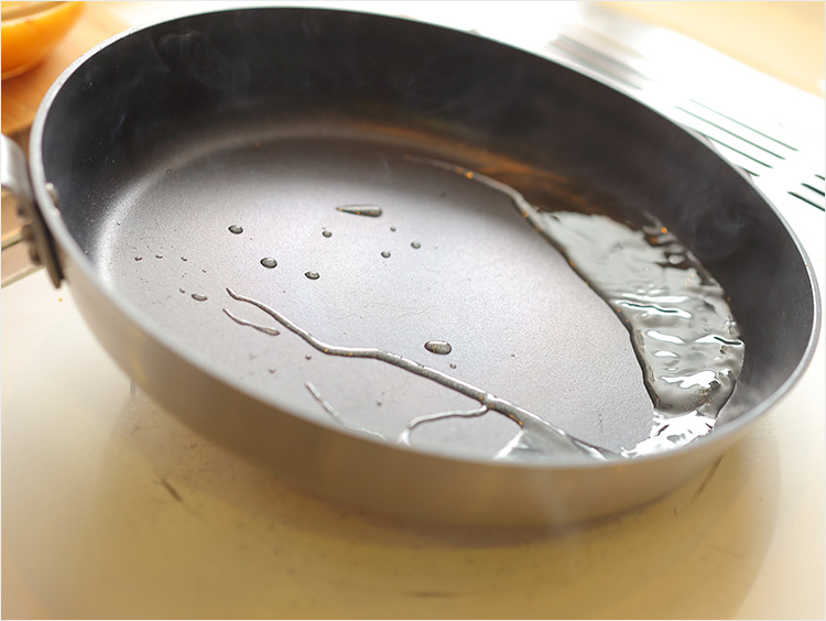 ごま油を熱するイメージ