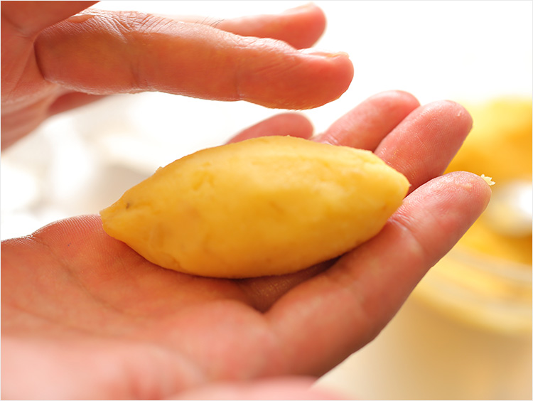 さつまいもを成形しているイメージ