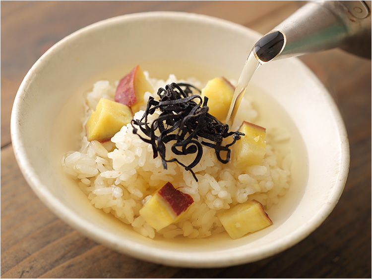 さつまいもご飯にお茶を注いでいるところ