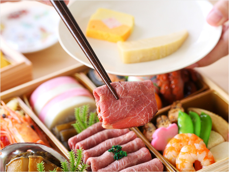 冷凍おせちを取り分ける様子