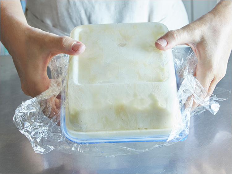 保存容器で生地を作るイメージ