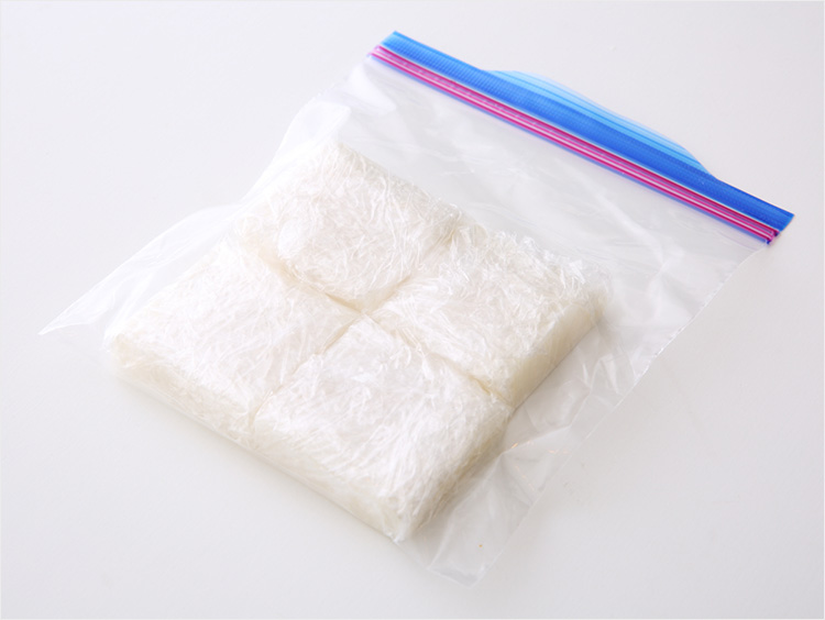 餅をラップで包み保存するイメージ