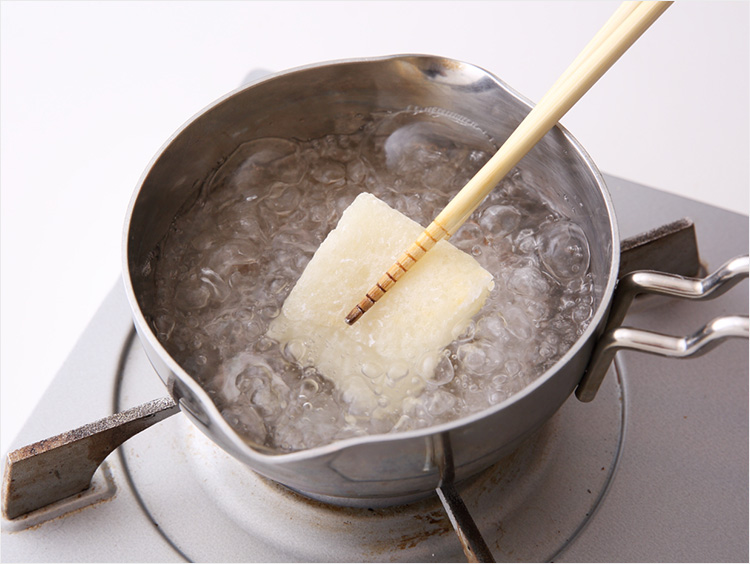 餅をラップで包み保存するイメージ
