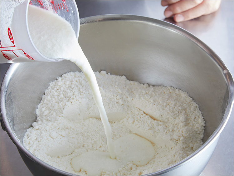 生地に牛乳を加えるイメージ
