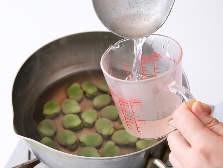 そら豆のゆで汁を取り分けるイメージ