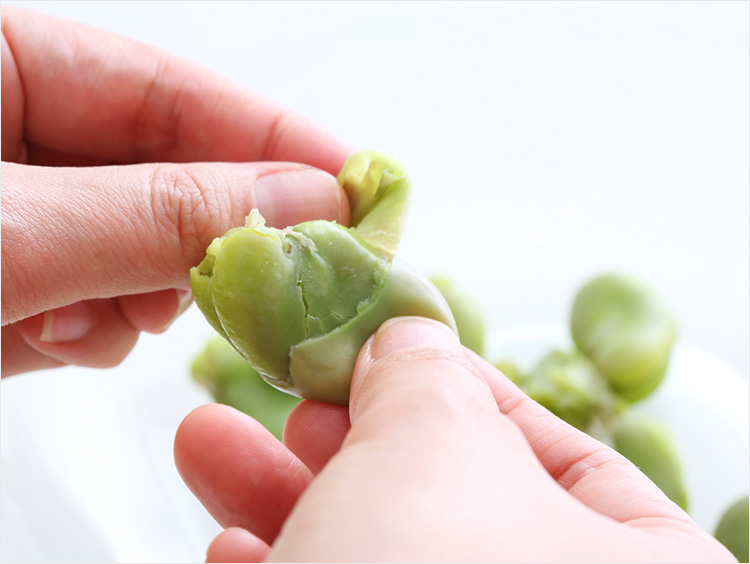 そら豆の薄皮をむくイメージ