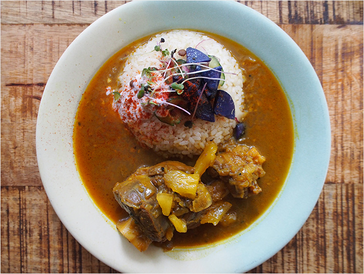 <and CURRY>骨つきラム肉とパイナップルのカレー